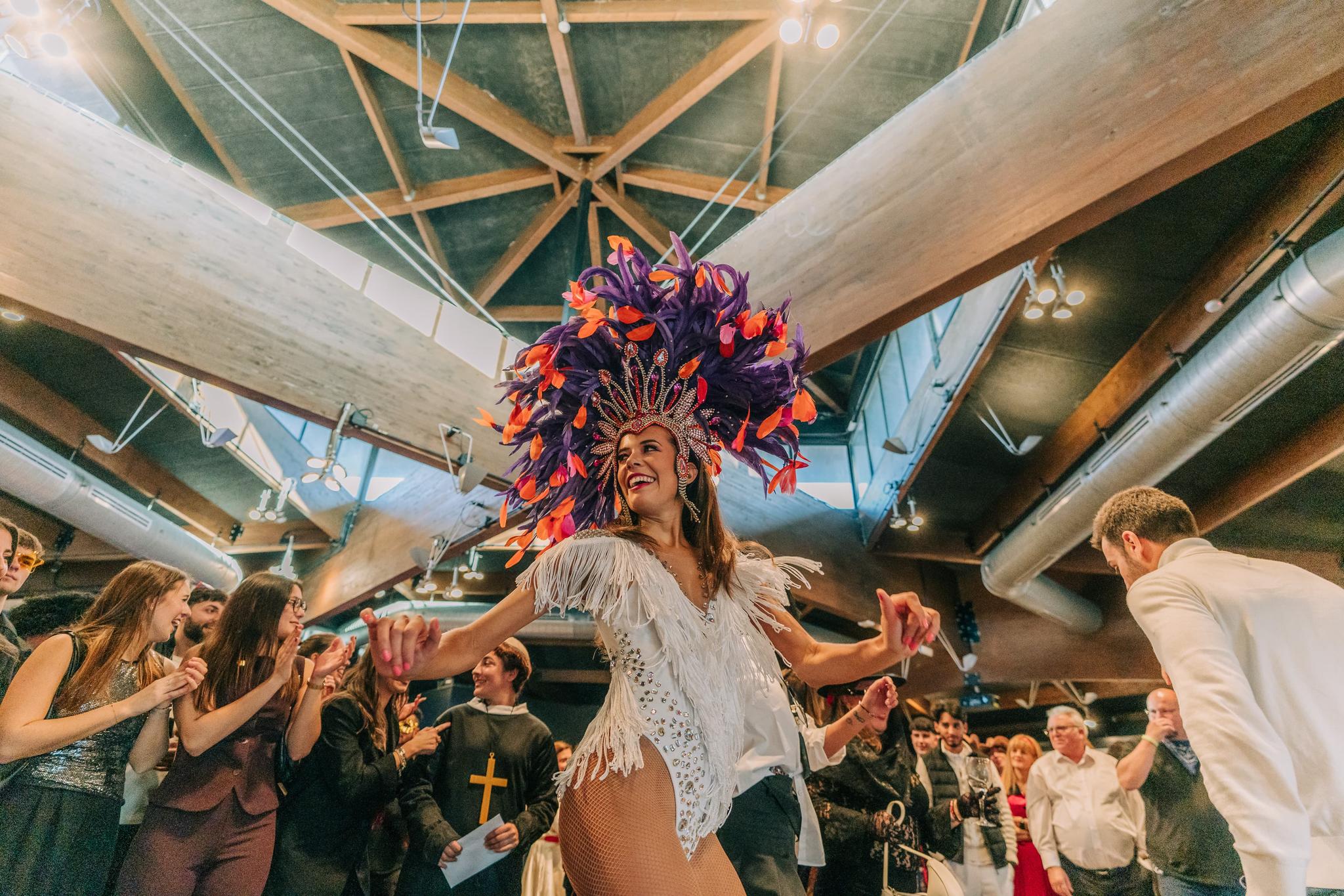 Almas Brasileiras community dancing samba at Sebastian Beach, Barcelona
